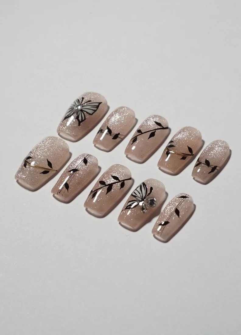 Rose Papillons feuilles - press on nails disponibles chez Moon & Star