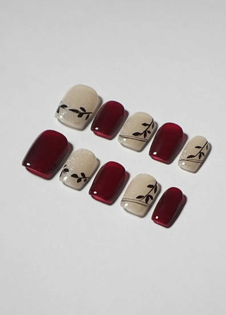 Rouge alterne de blanc - press on nails disponibles chez Moon & Star