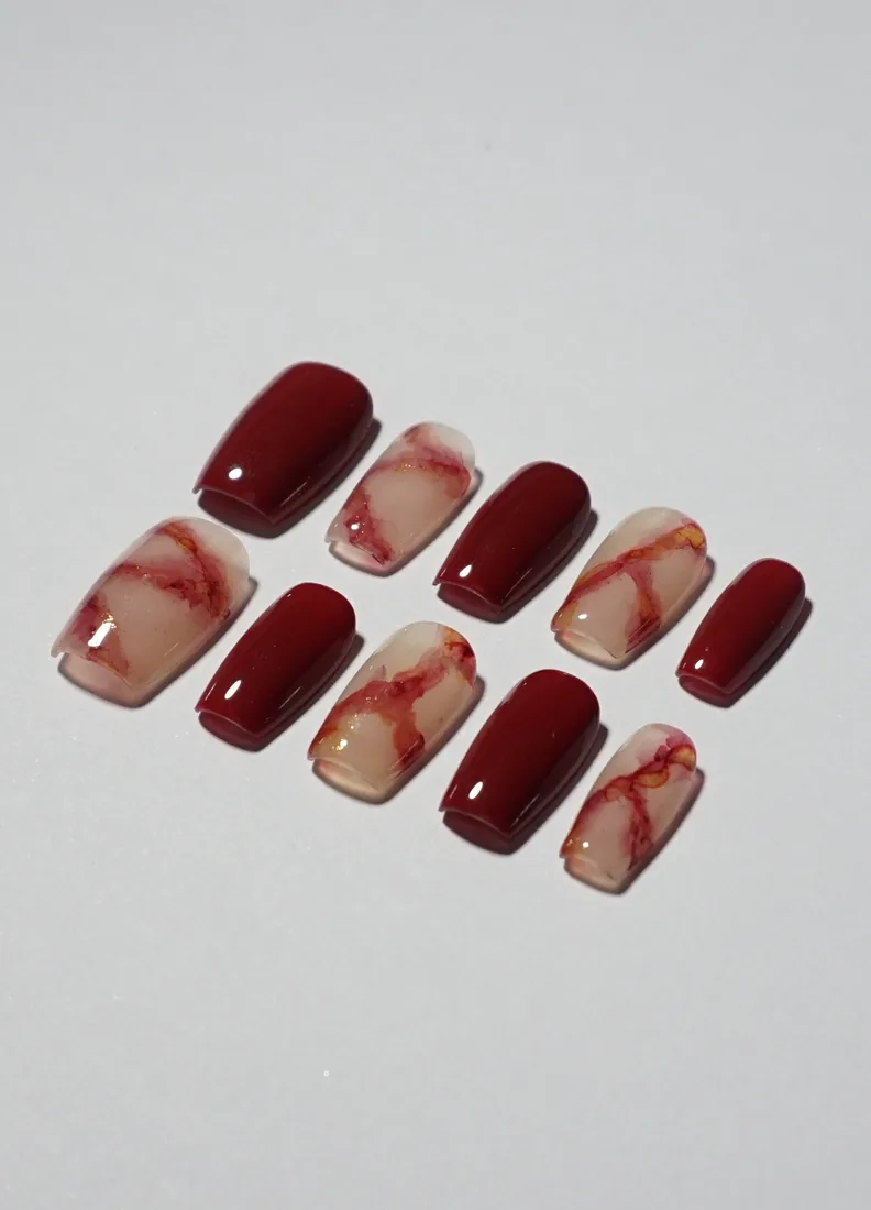 Beige zebré de rouge - press on nails disponibles chez Moon & Star