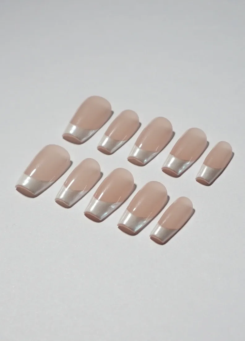 Bicolore skin /blanc Long - press on nails disponibles chez Moon & Star