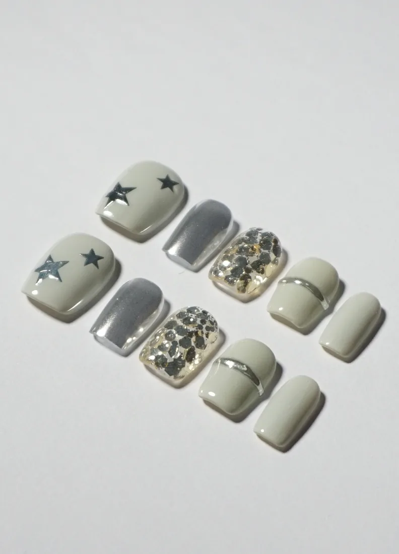 Blan etoilé perlé de gris - press on nails disponibles chez Moon & Star