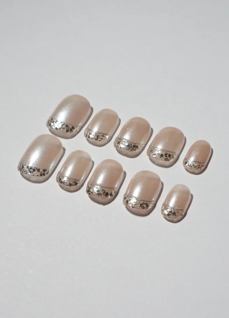 Blanc à Paillette - press on nails disponibles chez Moon & Star