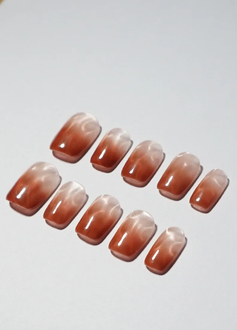 Blanc fondant sur le rouge foncé - press on nails disponibles chez Moon & Star