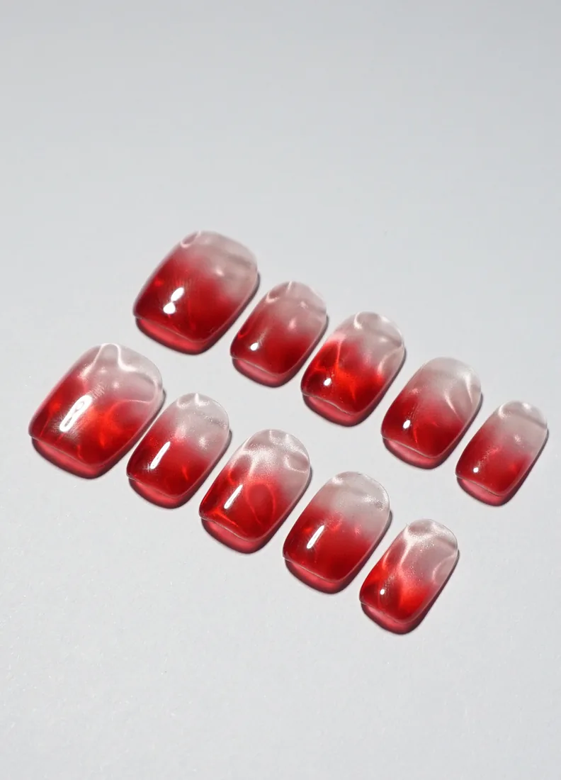 Blanc fondant sur le rouge - press on nails disponibles chez Moon & Star