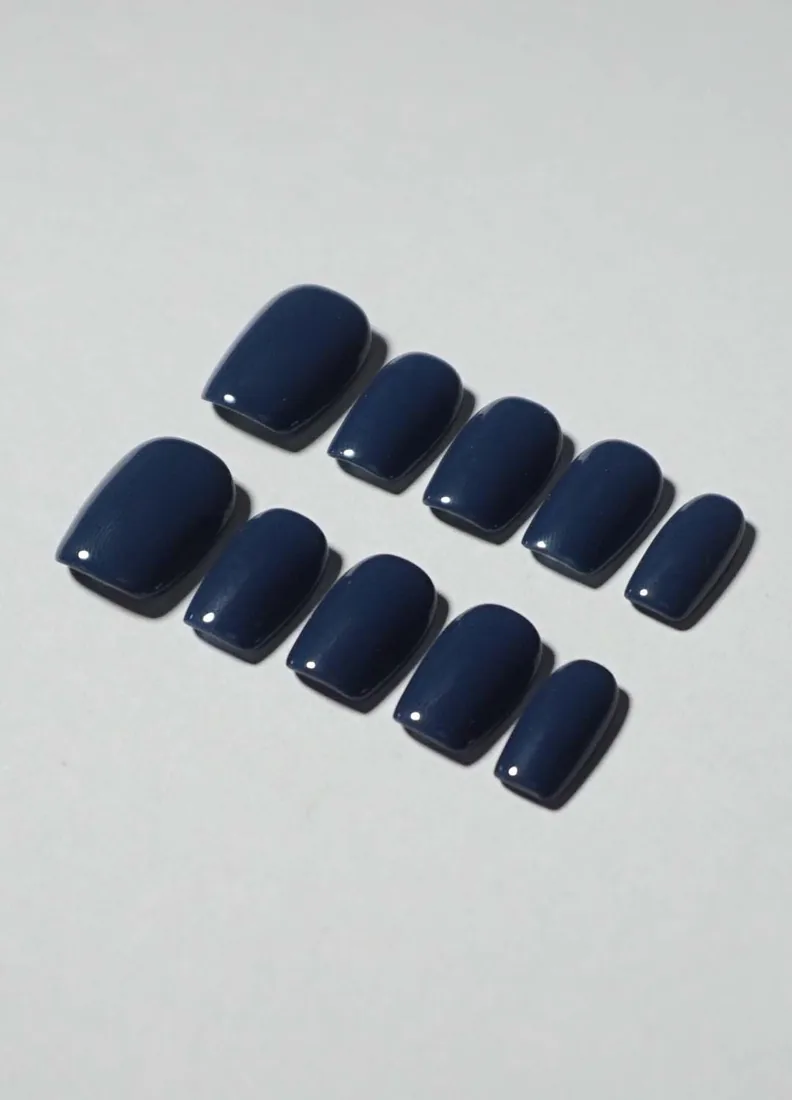 Bleu intense - press on nails disponibles chez Moon & Star