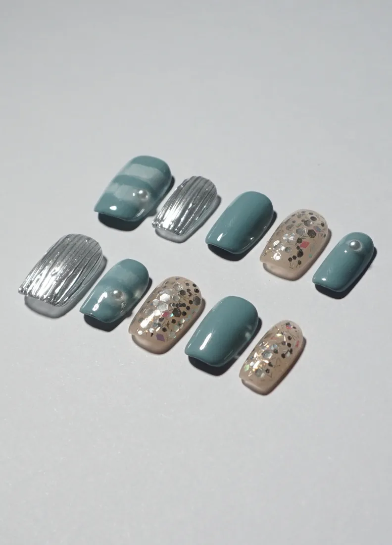 Bleu/vert Pailleté - press on nails disponibles chez Moon & Star