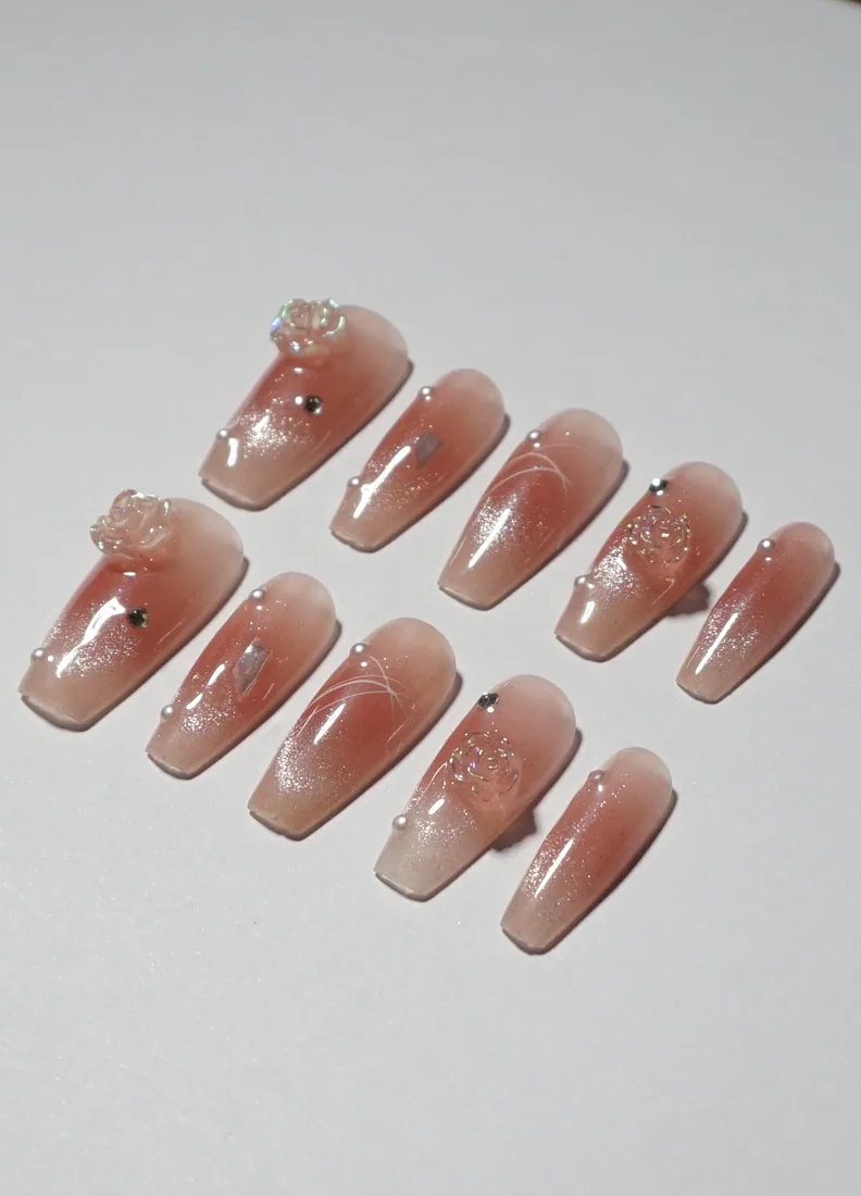 Couleur peau paillettes et 3D - press on nails disponibles chez Moon & Star