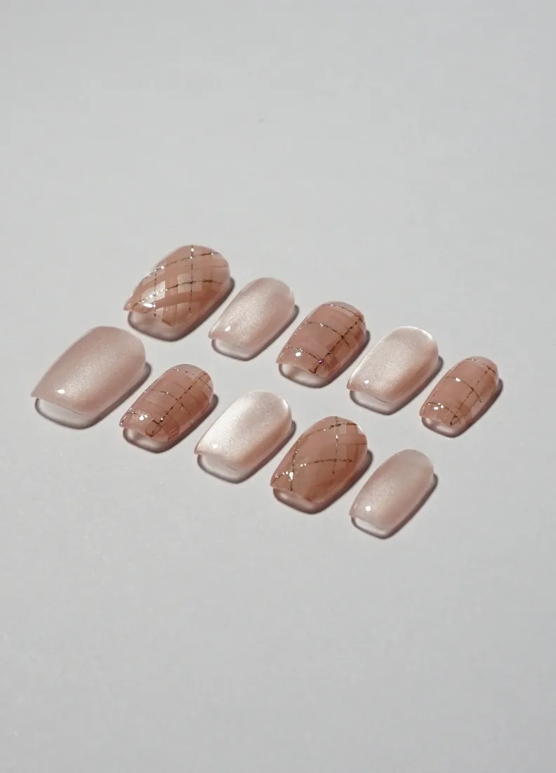 Gold Skin - press on nails disponibles chez Moon & Star