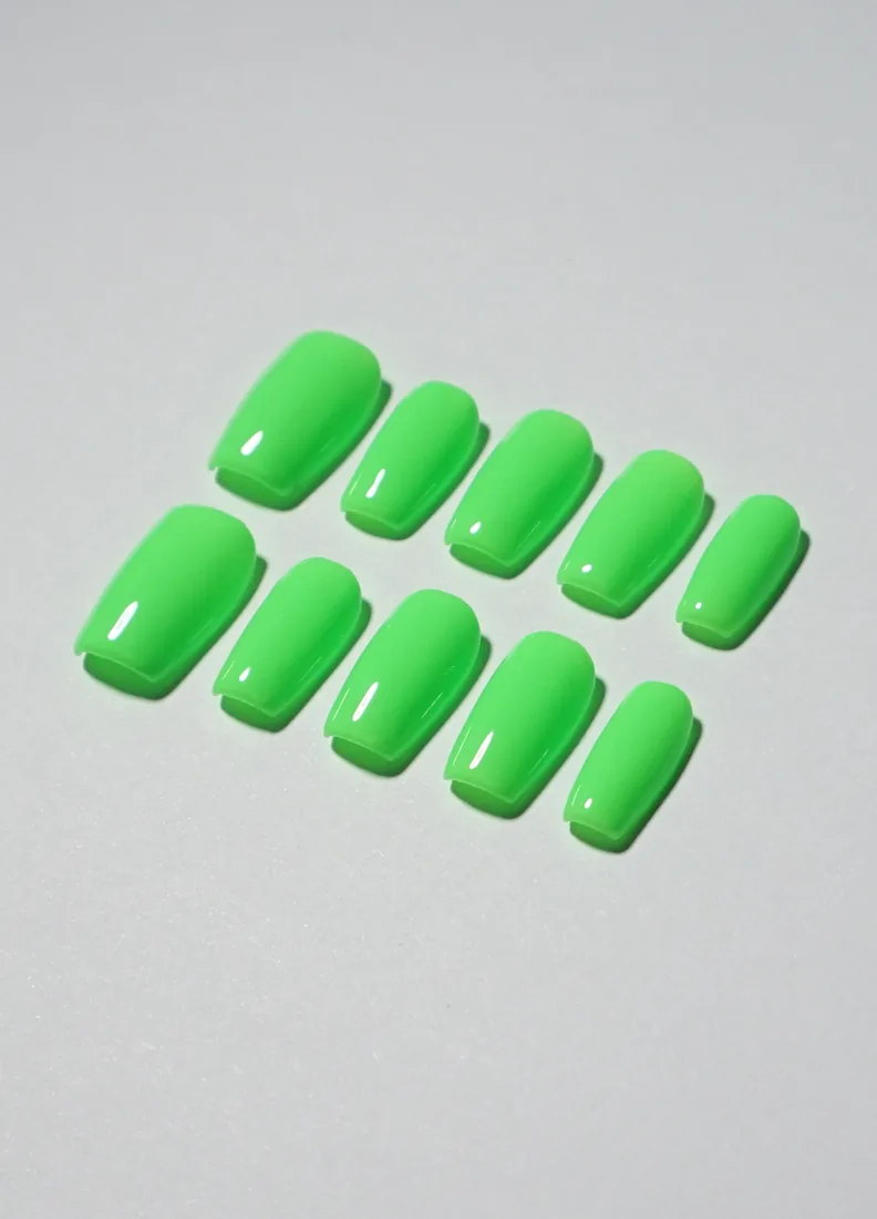 Green 2 - press on nails disponibles chez Moon & Star