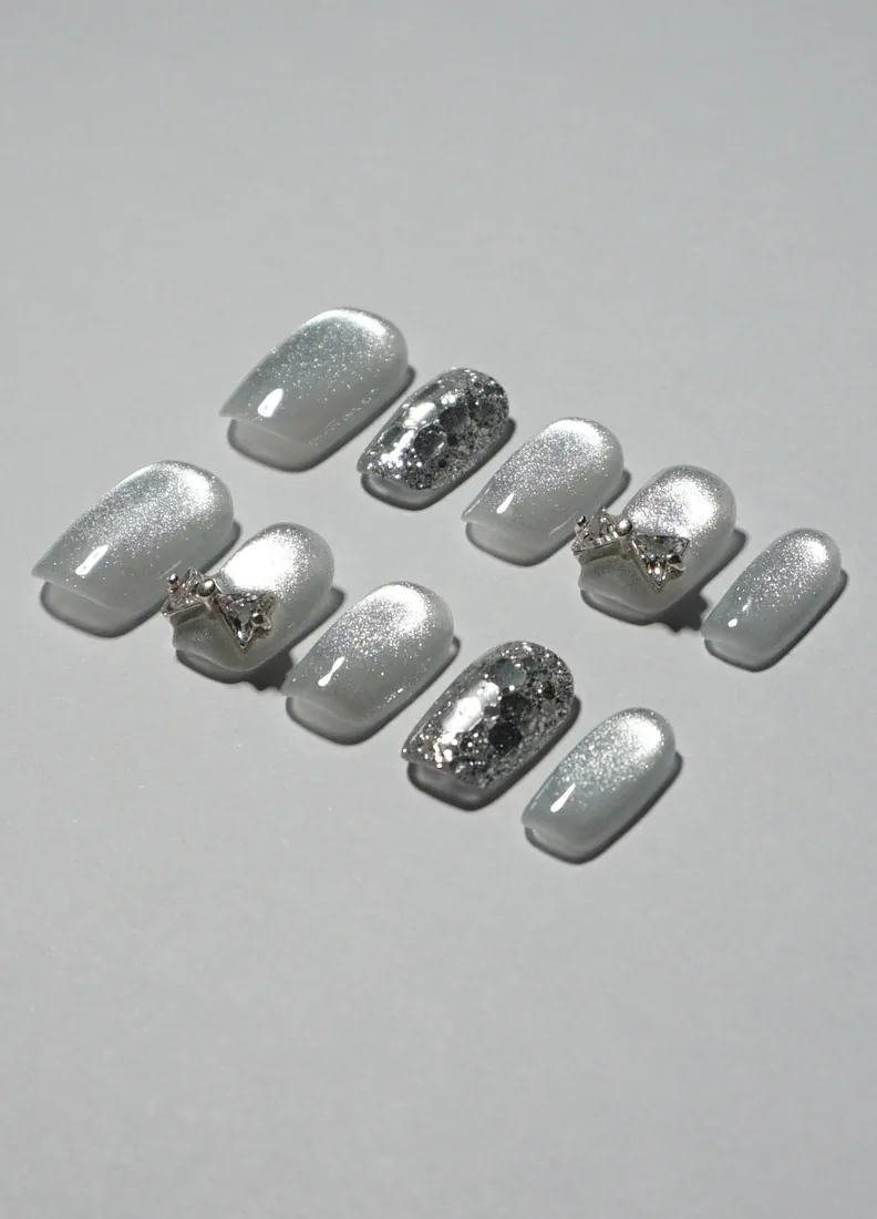 Gris pailleté - press on nails disponibles chez Moon & Star