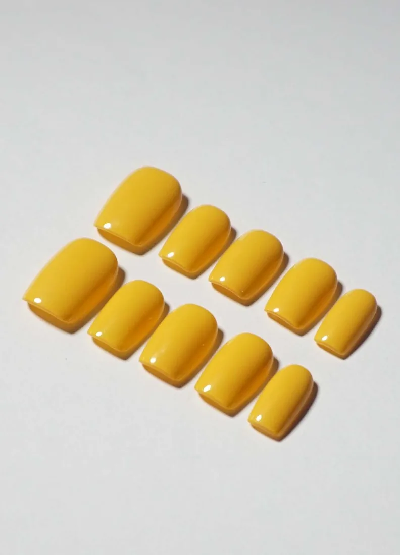 Jaune intense - press on nails disponibles chez Moon & Star