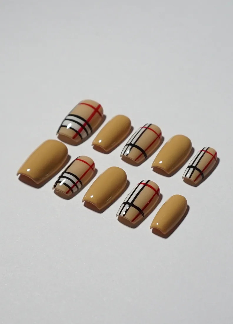LE B - press on nails disponibles chez Moon & Star
