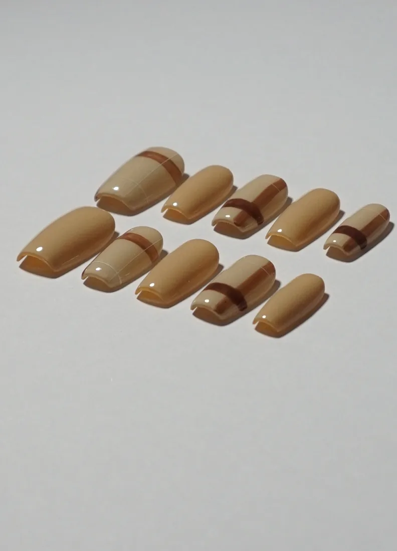 le croisé 1 - press on nails disponibles chez Moon & Star