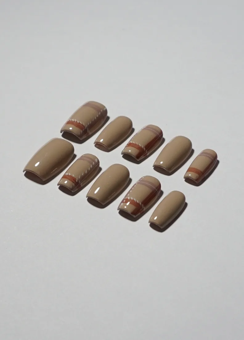 marron sur marron - press on nails disponibles chez Moon & Star
