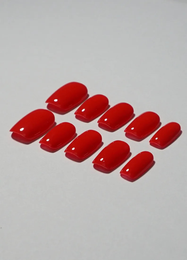 Red 1 court - press on nails disponibles chez Moon & Star