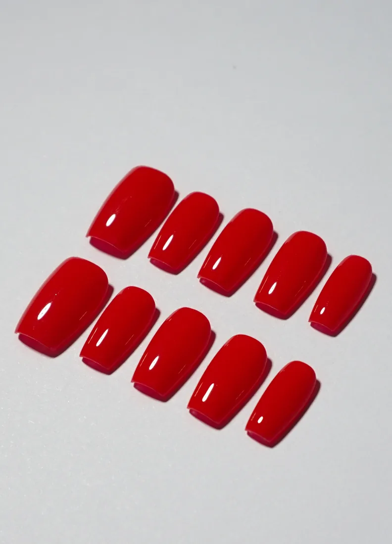 Red 1 long - press on nails disponibles chez Moon & Star