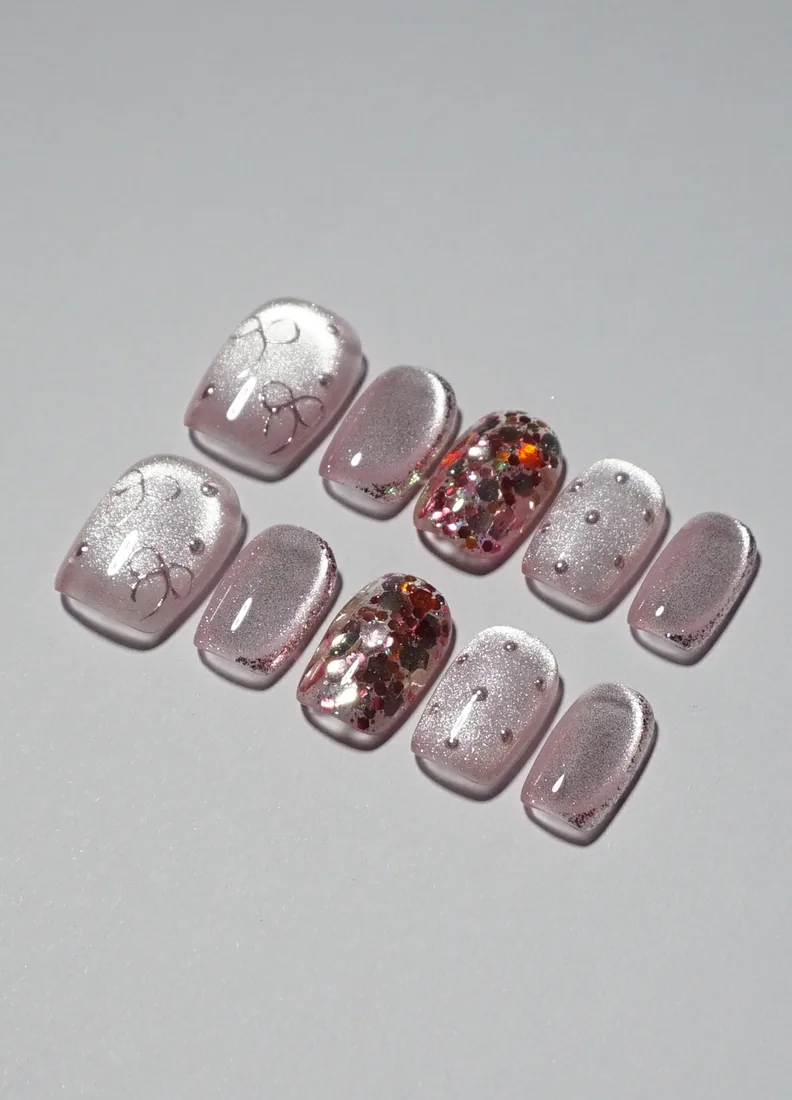 Rose pailleté a motif - press on nails disponibles chez Moon & Star
