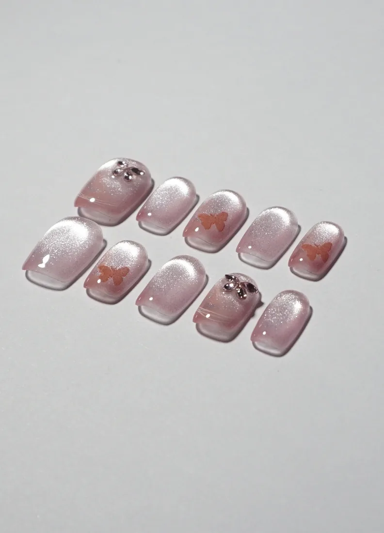 Rose papillon - press on nails disponibles chez Moon & Star
