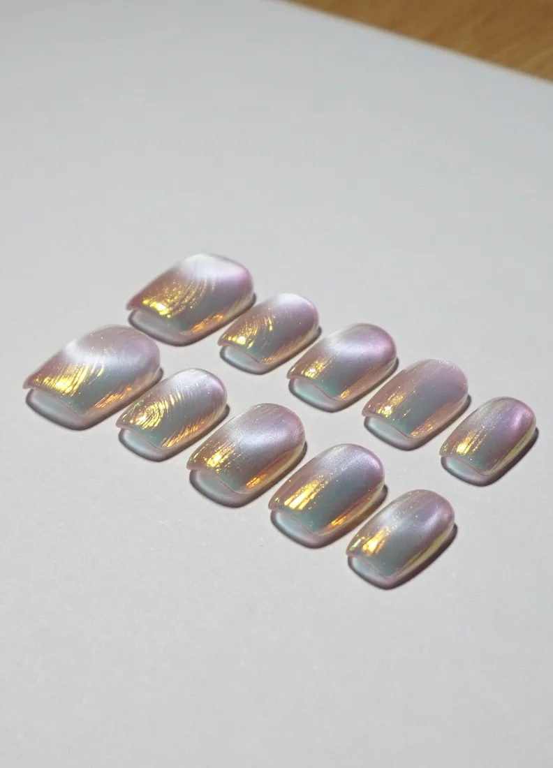 Rose reflets dorés - press on nails disponibles chez Moon & Star