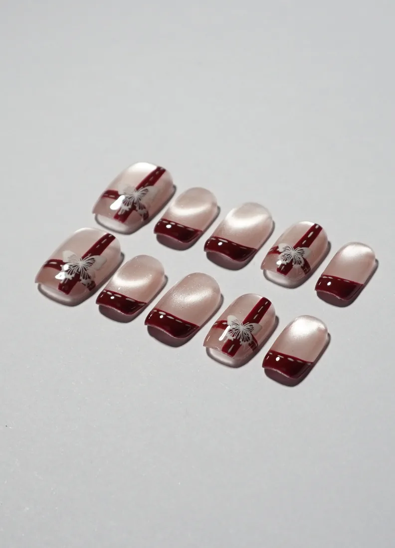 Rose rouge papillon - press on nails disponibles chez Moon & Star