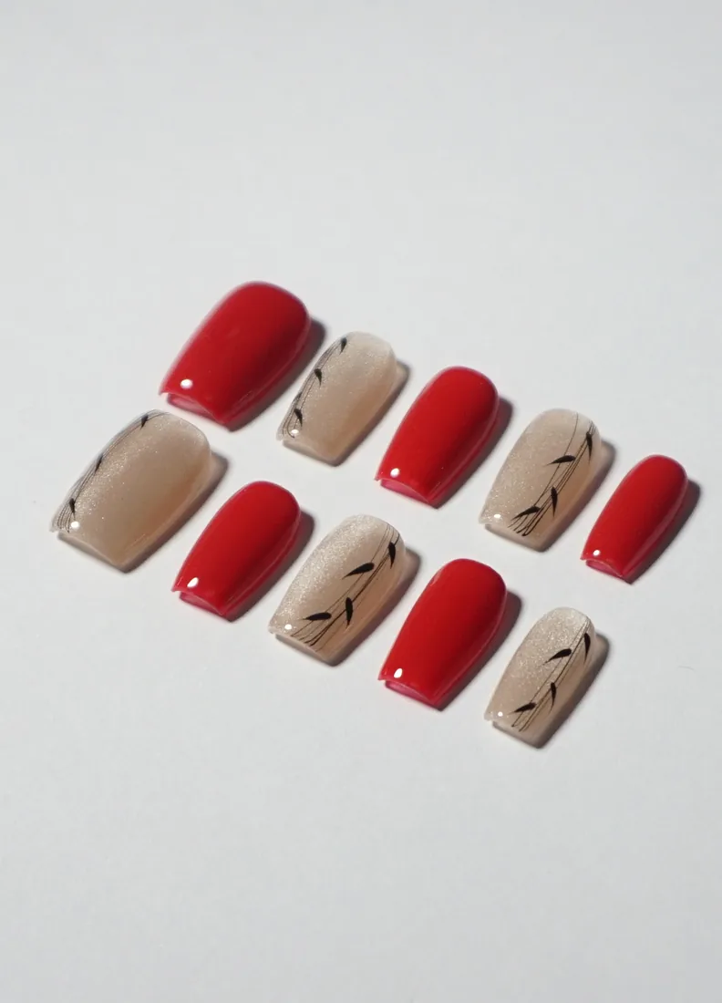 Rouge alterne de beige - press on nails disponibles chez Moon & Star