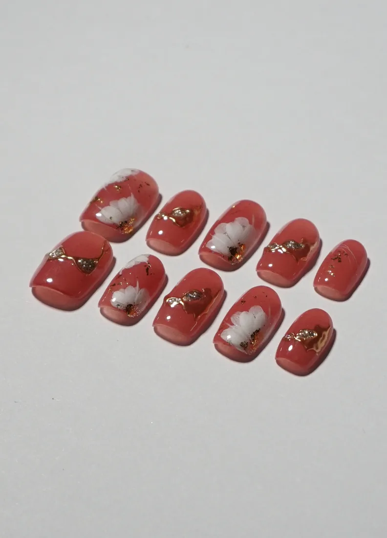 rouge goutte dorée - press on nails disponibles chez Moon & Star