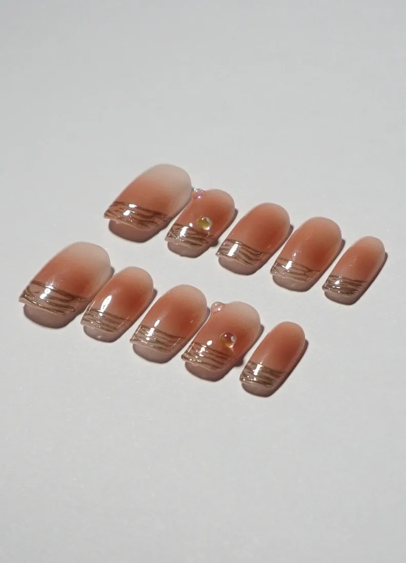 Skin gold - press on nails disponibles chez Moon & Star