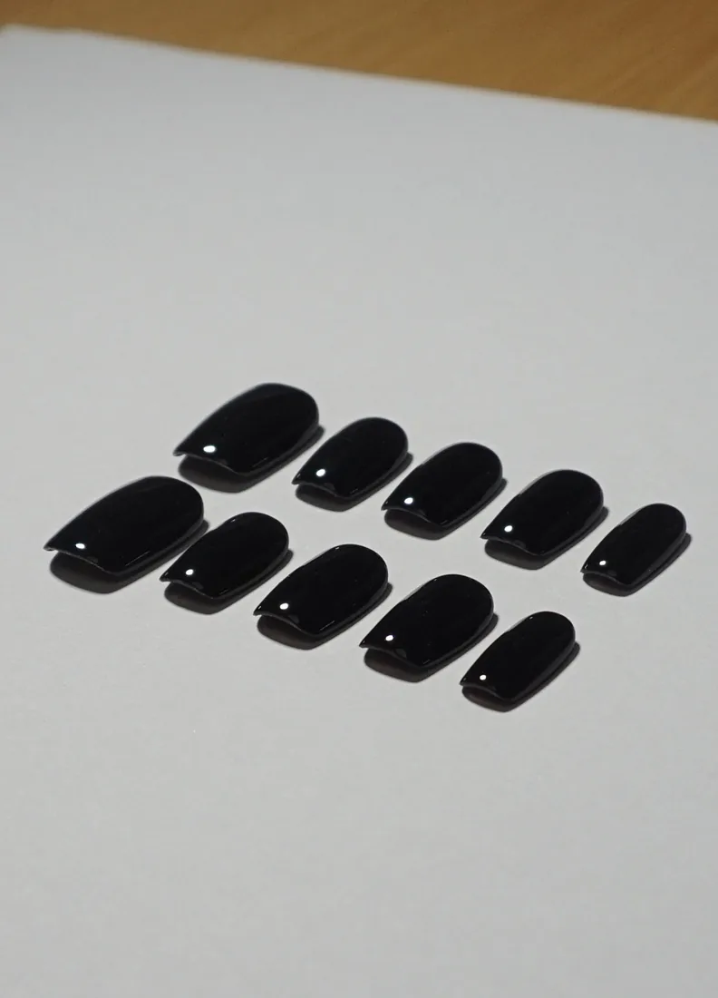 The Black - press on nails disponibles chez Moon & Star