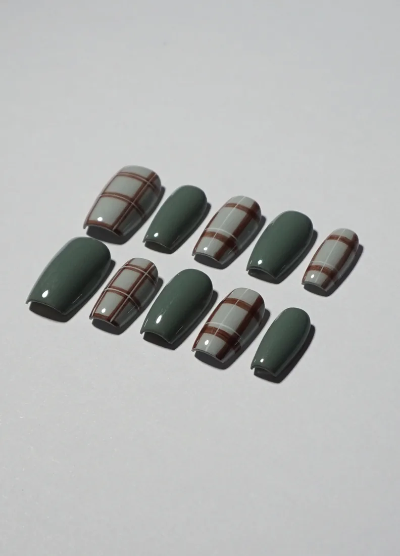 Vert croisé - press on nails disponibles chez Moon & Star