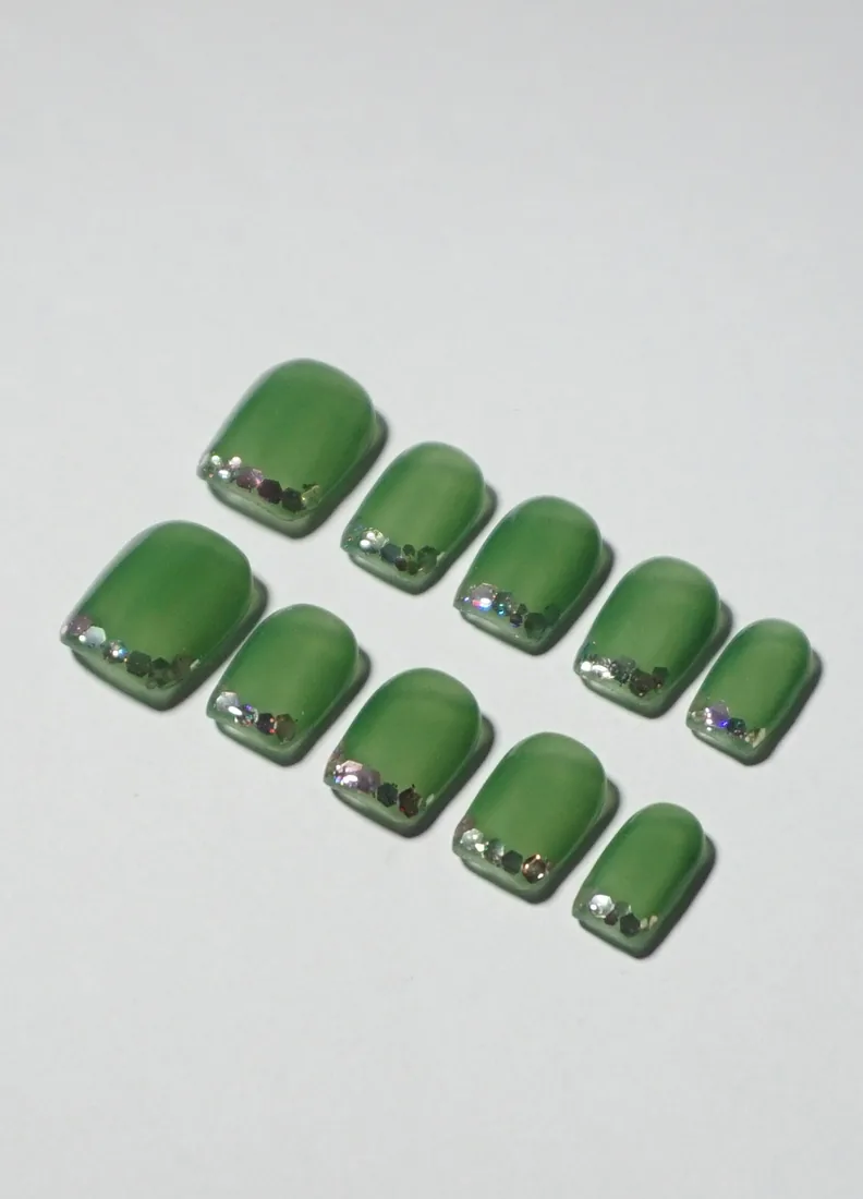 Vert pailleté - press on nails disponibles chez Moon & Star
